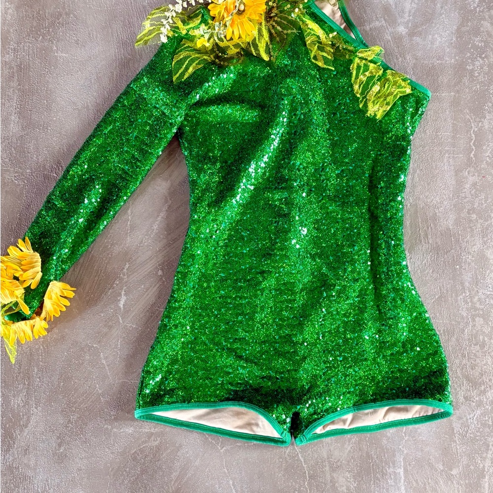 Double Platinum Performance  women’s sequin green dance Outfit. Sz-M. Worn Once